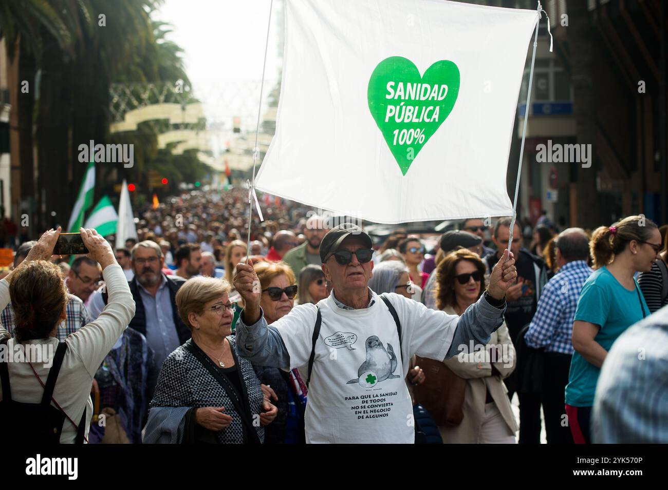 Ein Demonstrant wird gesehen, wie er ein Plakat hält, das die öffentliche Gesundheit fordert, während er an einer Demonstration für ein anständiges Gesundheitssystem teilnimmt. Unter dem Motto "Warten Sie nicht herum, bewegen Sie sich für Ihre Gesundheit!" werden Tausende von Menschen auf der Straße gesehen, die das staatliche Gesundheitswesen und die öffentlichen Dienstleistungen unterstützen und gegen die Privatisierung des Gesundheitssystems sind. Stockfoto