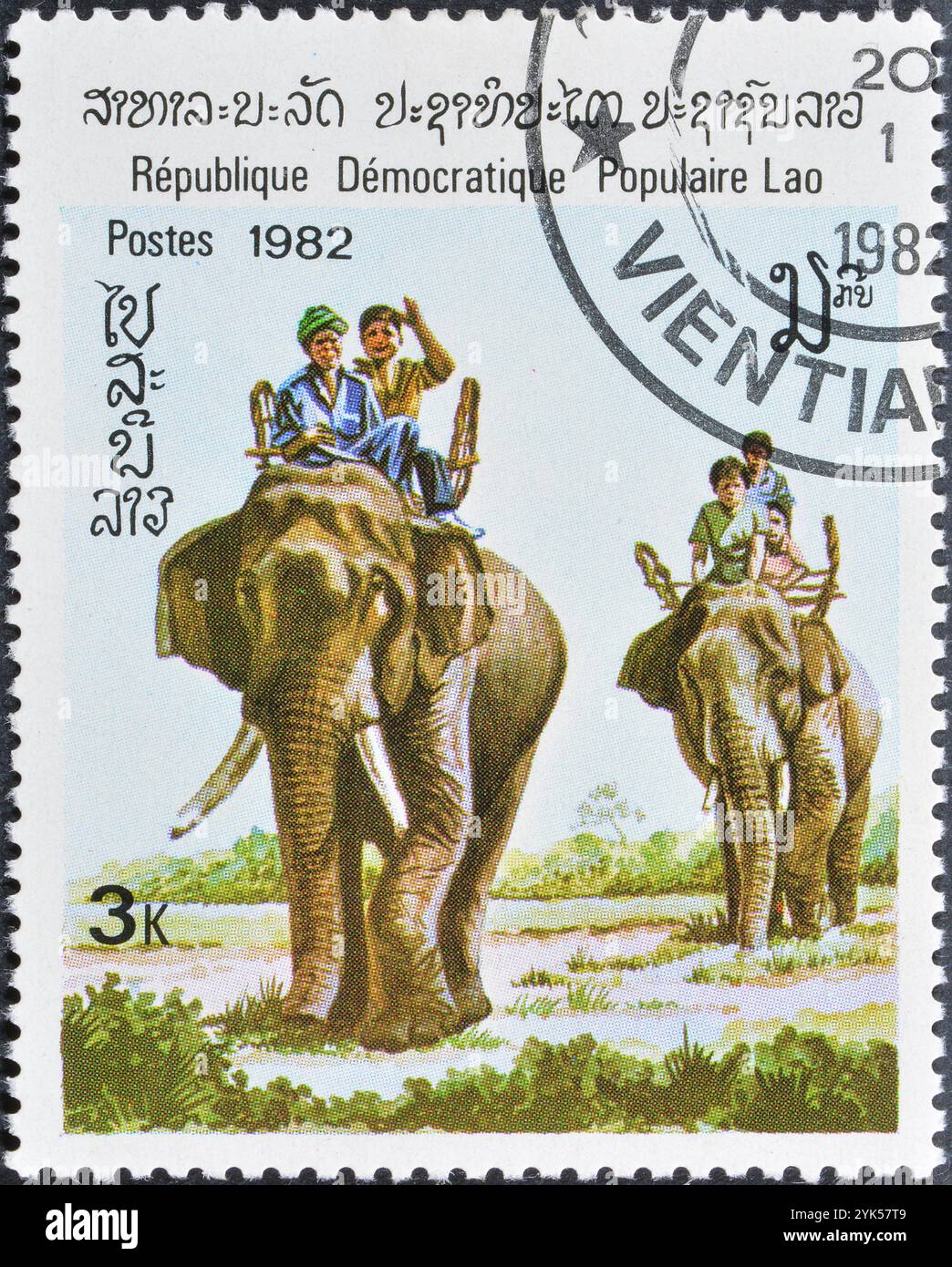 Gestempelte Briefmarke von Laos, die Asiatischen Elefanten (Elephas maximus) zeigt, um 1982. Stockfoto