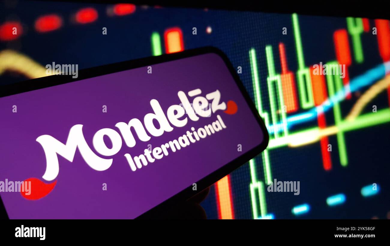 Konskie, Polen – 15. November 2024: Das Firmenlogo von Mondelez wird auf dem Mobiltelefon angezeigt Stockfoto