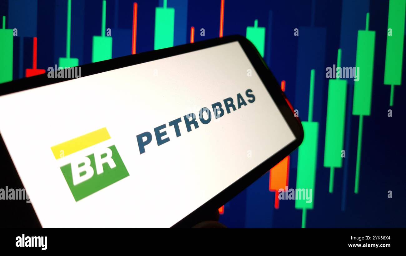 Konskie, Polen – 15. November 2024: Firmenlogo von Petrobras auf dem Mobiltelefon Stockfoto