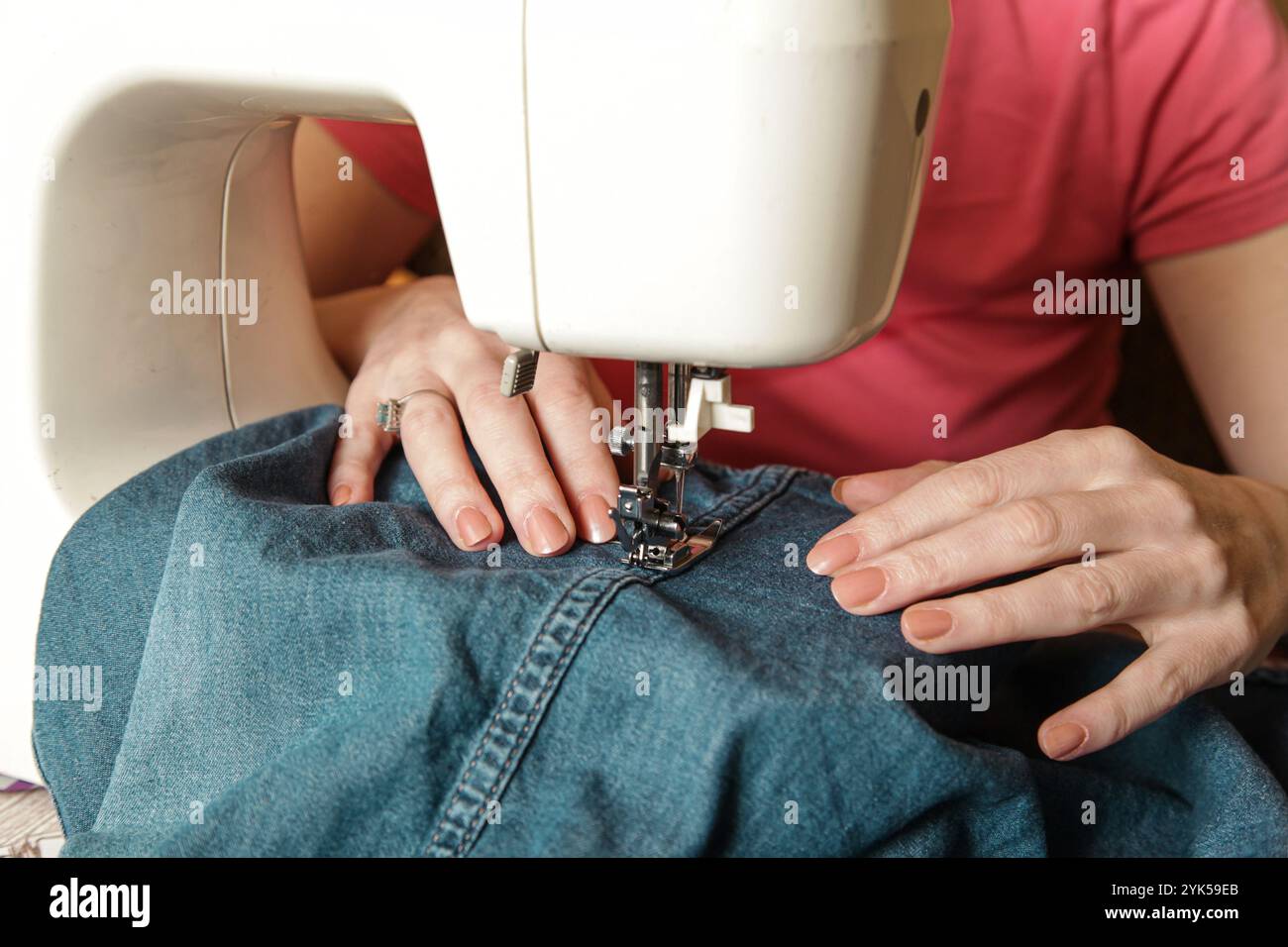 Frauenhand, die an Nähmaschinen arbeitet. Das Leben zu Hause. Handgefertigter, authentischer Lifestyle Stockfoto