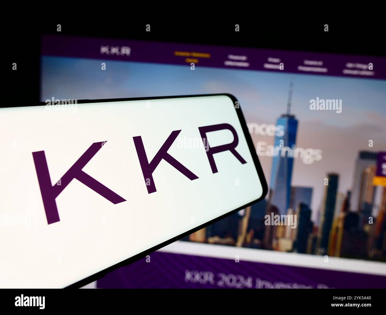 Deutschland. August 2024. In dieser Abbildung ist ein Mobiltelefon mit dem Logo der amerikanischen Investmentgesellschaft KKR Co. Inc. Vor der Business-Website zu sehen. (Credit Image: © Timon Schneider/SOPA Images via ZUMA Press Wire) NUR REDAKTIONELLE VERWENDUNG! Nicht für kommerzielle ZWECKE! Stockfoto