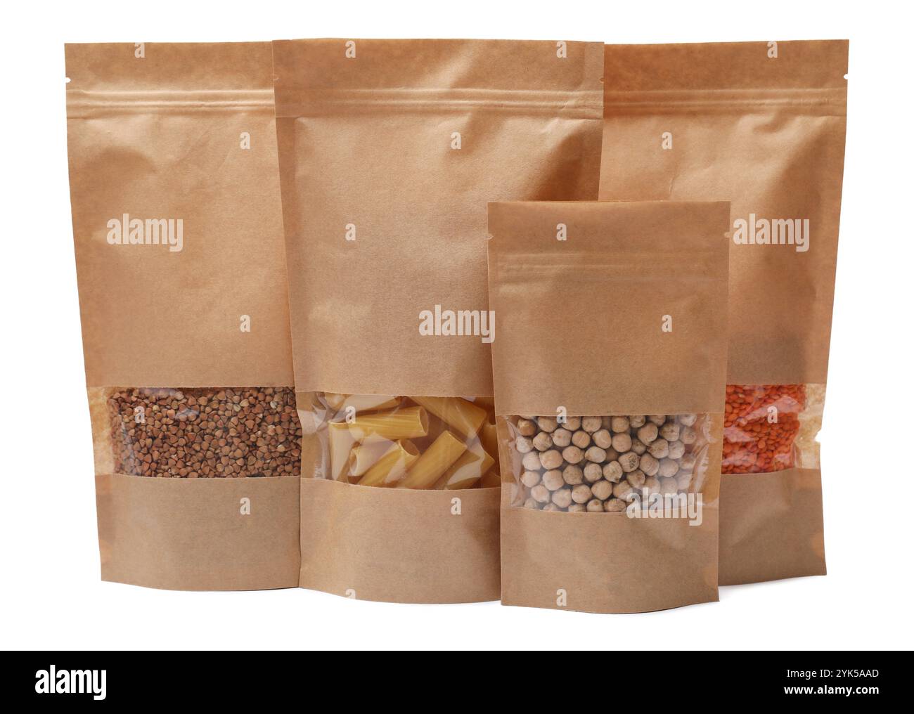 Papierbeutelbeutel mit verschiedenen Produkten, isoliert auf weiß Stockfoto