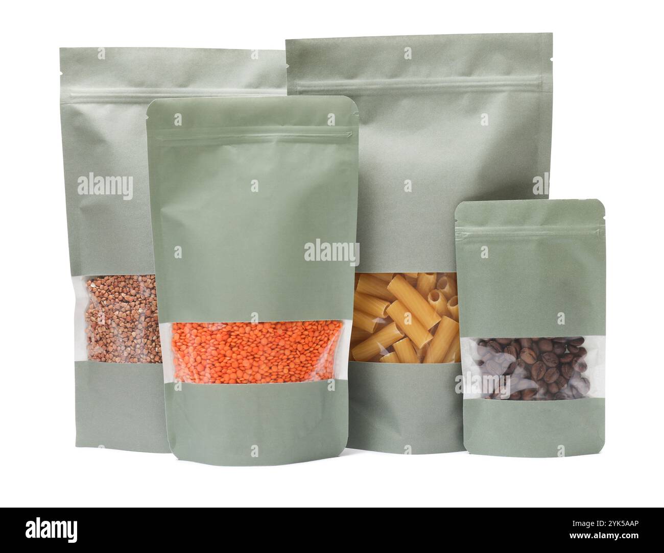 Papierbeutelbeutel mit verschiedenen Produkten, isoliert auf weiß Stockfoto