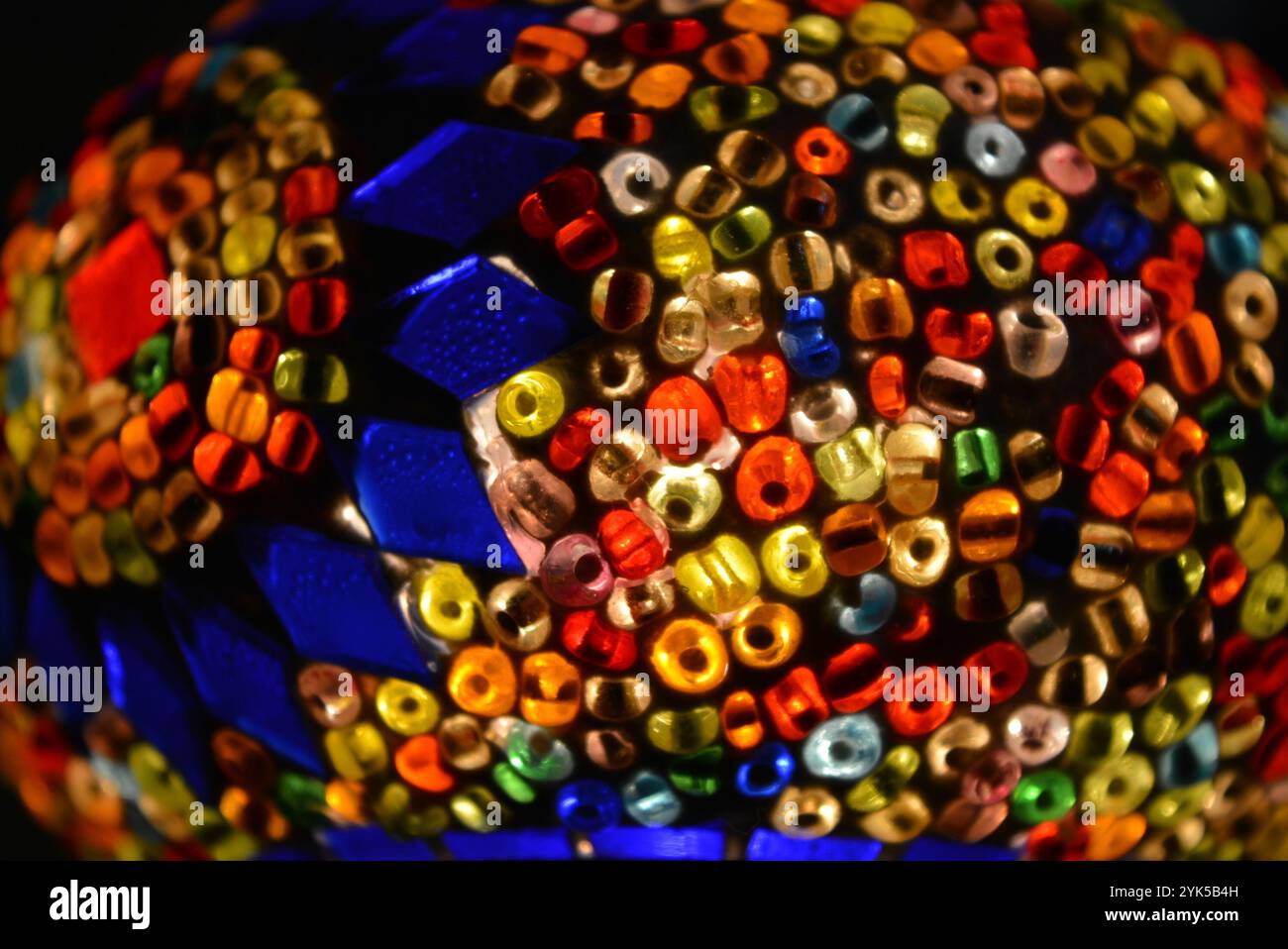 Beleuchtung, schönes und unvergessliches Licht aus einer Tischlampe. Türkische, antike orientalische Lampe aus rotem, blauem, grünem, gelbem perlenbesetztem Glas. Stockfoto