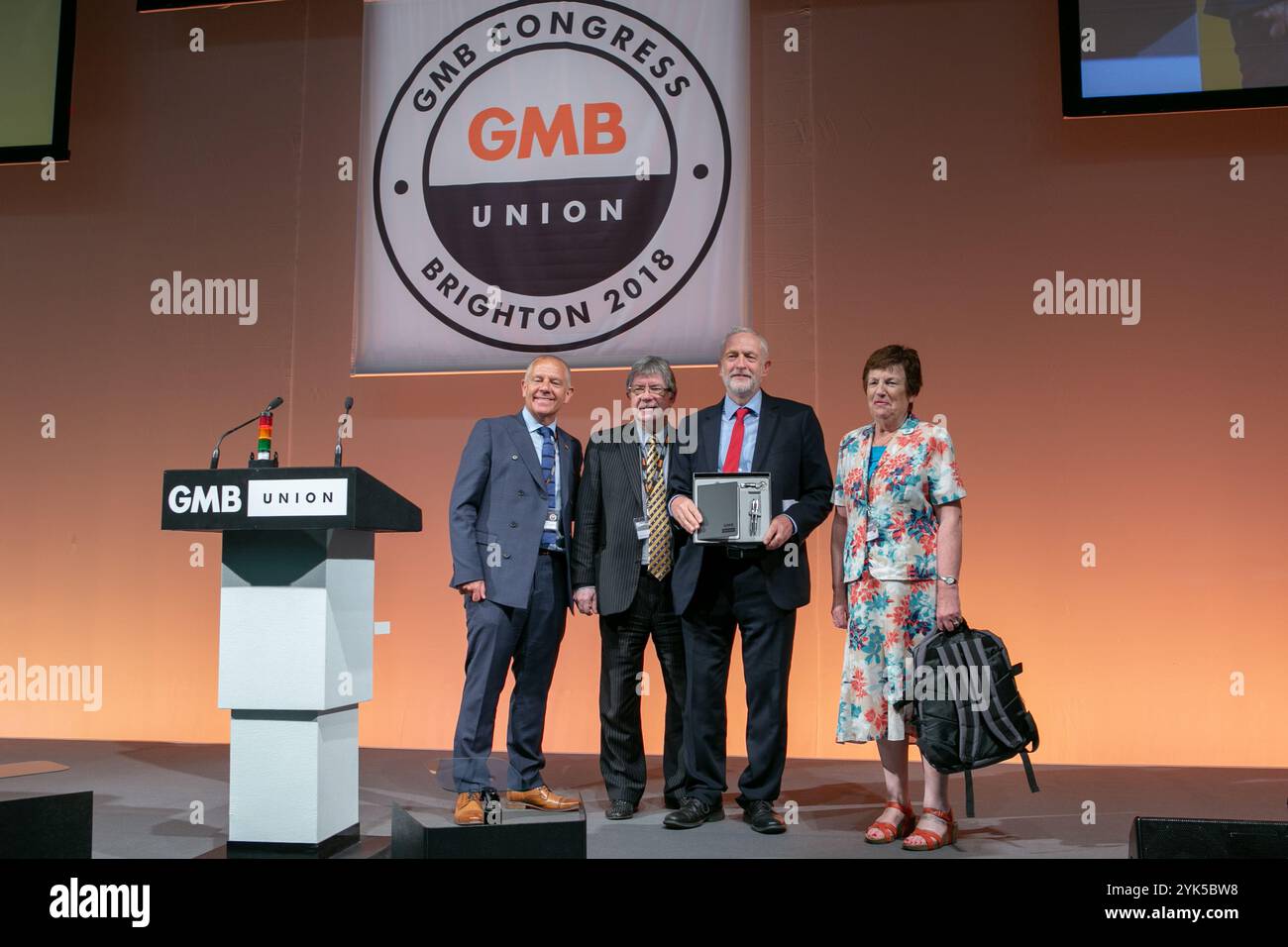 Jeremy Corbyn, der Vorsitzende der britischen Labour Party, ist Gastredner beim jährlichen National Congress der GMB Union, der im Brighton Centre in Brighton, Großbritannien stattfindet. Die GMB ist eine britische gewerkschaft, deren Mitglieder in fast allen Industriezweigen tätig sind Stockfoto