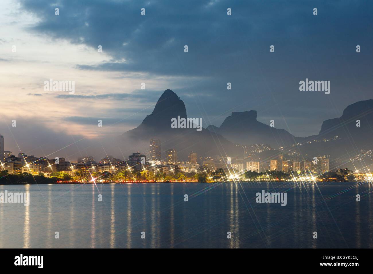 Blick bei Dämmerung auf die Lagune rodrigo de freitas in rio de janeiro. Stockfoto