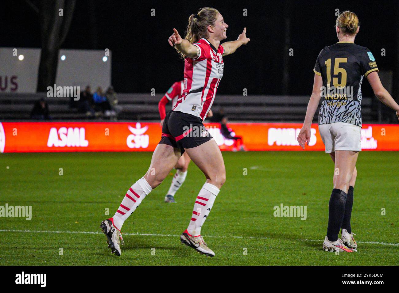 EINDHOVEN, NIEDERLANDE - 17. NOVEMBER: Sisca Folkertsma von PSV feiert das zweite Tor beim niederländischen Azerion Vrouwen Eredivisie Spiel zwischen PSV und AZ Alkmaar am 17. November 2024 auf dem PSV Campus de Herdgang in Eindhoven. (Foto: Gabriel Calvino Alonso/Orange Pictures) Stockfoto