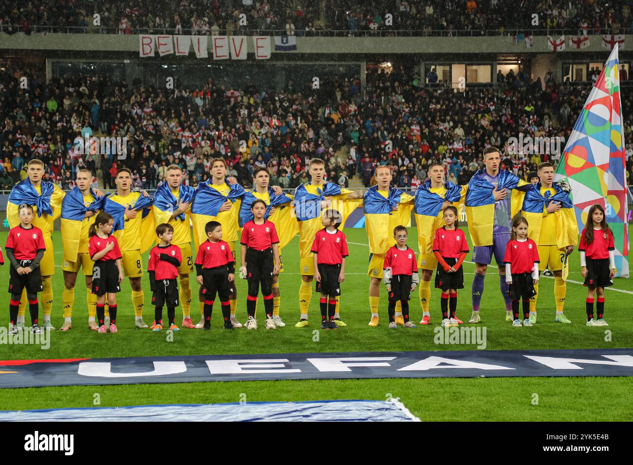 Die ukrainischen Spieler spielen die Nationalhymne vor dem Spiel der UEFA Nations League zwischen Georgien und der Ukraine in der AdjaraBet Arena 16, 2024. Stockfoto