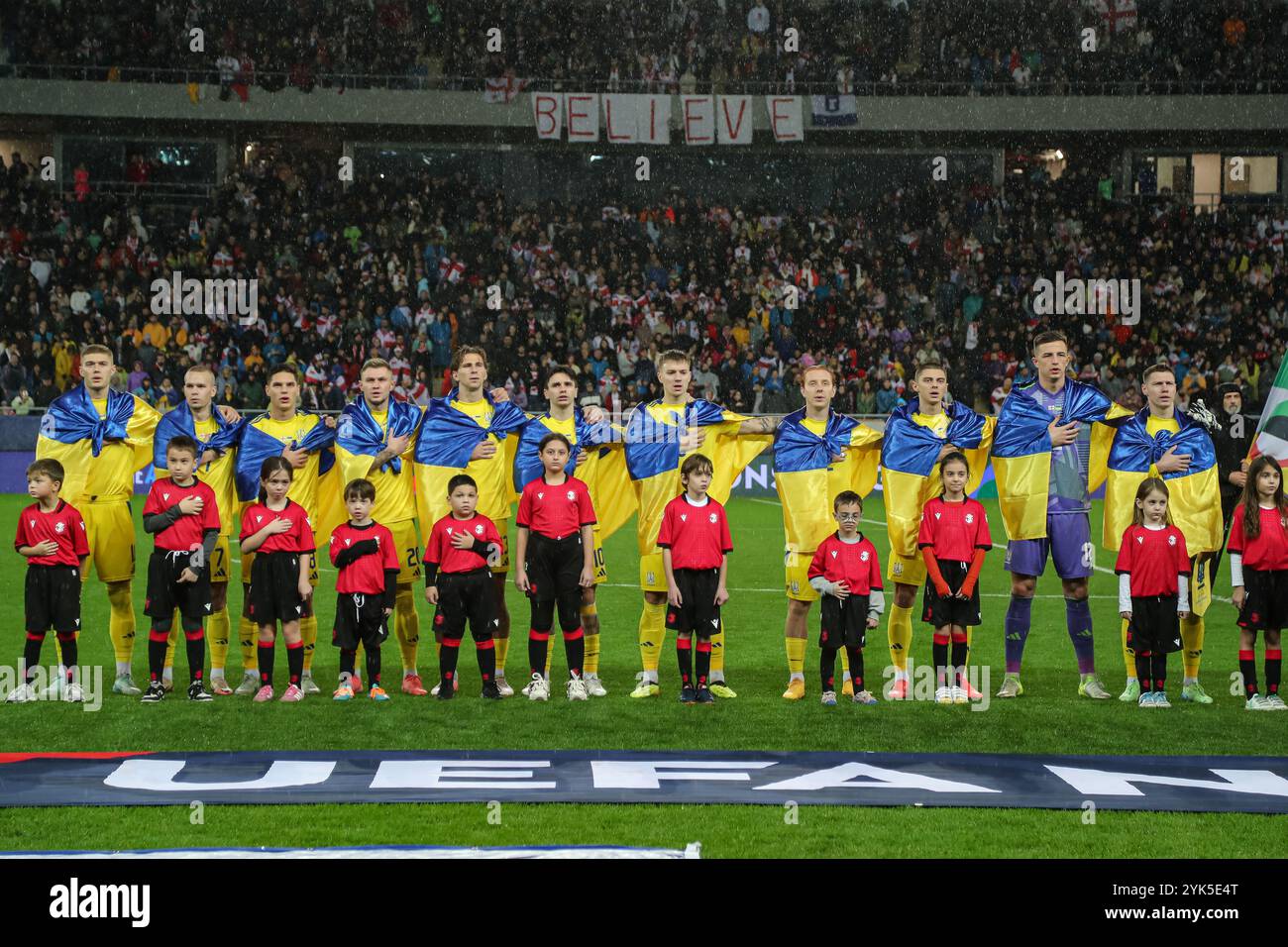 Die ukrainischen Spieler spielen die Nationalhymne vor dem Spiel der UEFA Nations League zwischen Georgien und der Ukraine in der AdjaraBet Arena 16, 2024. Stockfoto