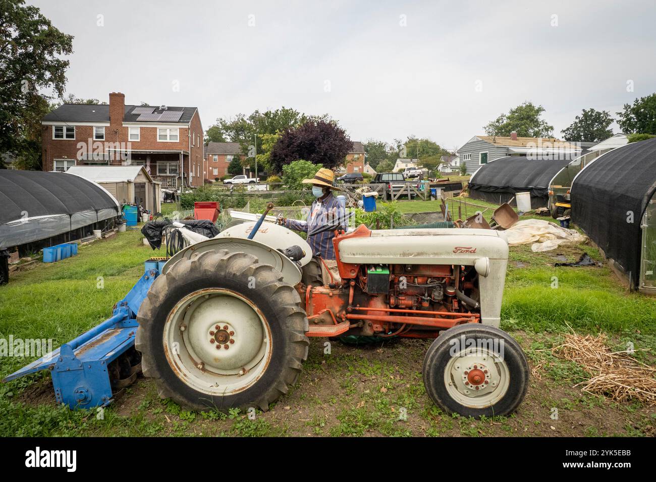 Warren Blue baut eine große Auswahl an Obst und Gemüse auf seiner Farm, der Greener Garden Urban Farm LLC, in Baltimore, MD, am 26. Juli 2021 an. Mit dem Geld der USDA hat Blue mehrere Reibhäuser installiert und kürzlich einen Wasserzähler, eine Bewässerungsleitung und ein Mikrobewässerungssystem im Rahmen des Programms zur Unterstützung landwirtschaftlicher Betriebe (Agricultural Management Assistance, AMA) installiert, das landwirtschaftlichen Erzeugern bei der Bewältigung finanzieller Risiken hilft. USDA/FPAC Foto von Preston Keres Stockfoto