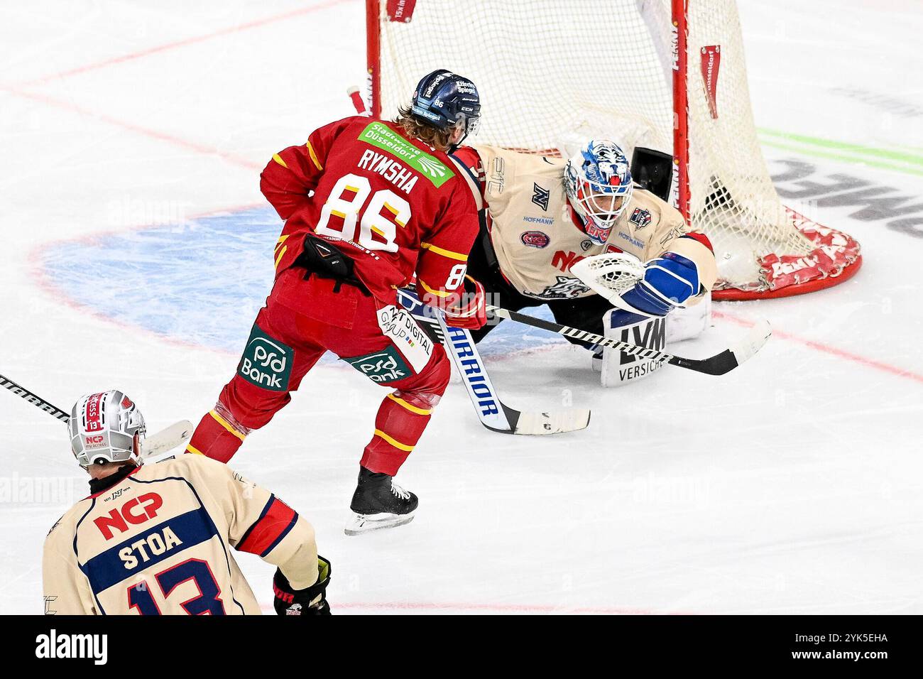 Eishockey DEL 24/25 - 17. Spieltag: Düsseldorfer EG vs Nürnberg Ice Tigers am 17.11.2024 im PSD Bank Dome in Düsseldorf Save von Nürnbergs Torhüter Niklas Treutle ( Nr.31) gegen Düsseldorfs Drake Rymsha ( Nr.86) Foto: Osnapix Stockfoto