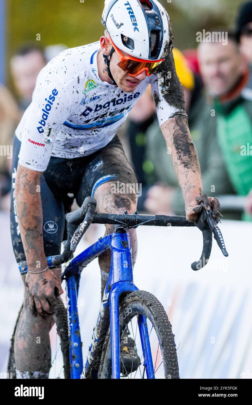 Der belgische Thibau Nys sieht nach dem Männer-Elite-Rennen des „Flandriencross“ Cyclocross-Rennens, der 3/8. Etappe des „X20 Badkamers Trofee“-Wettbewerbs, am Sonntag, den 17. November 2024 in Hamme, niedergeschlagen aus. BELGA FOTO JASPER JACOBS Stockfoto