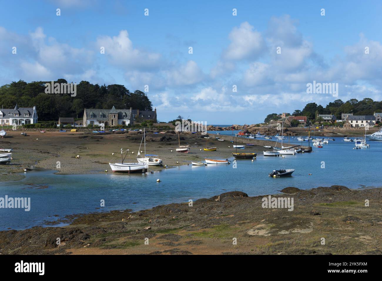 Blick auf die Küste mit Booten vor einem kleinen Dorf, Hafen, Tregastel, Tregastel, Ploumanac'h, Ploumanach, Cote d'Armor, Bretagne, Frankreich, Europa Stockfoto