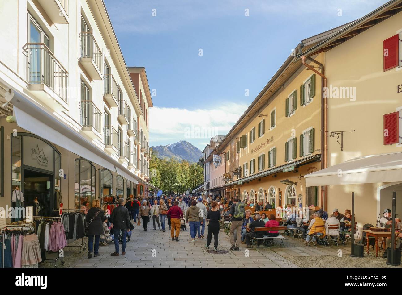 Goldener Bär und Häuser mit vielen Menschen und Jenner in der Altstadt, Berchtesgaden, Berchtesgadener Land, Oberbayern, Bayern, Deutschland, Europa Stockfoto