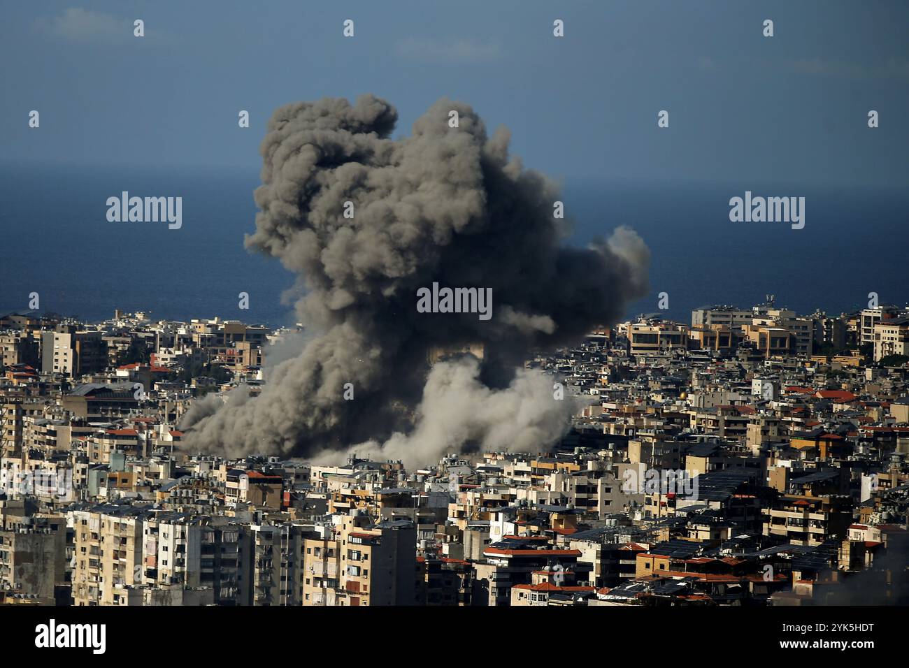 Beirut, Libanon. November 2024. Schwarzer Rauch eines israelischen Luftangriffs strömt aus Beiruts südlichen Vororten, einer Bastion für die pro-iranische Hisbollah. Israelische Kampfflugzeuge erneuerten ihre Angriffe, zerstörten mehrere Gebäude und verursachten Schäden an anderen. (Kreditbild: © Marwan Naamani/ZUMA Press Wire) NUR REDAKTIONELLE VERWENDUNG! Nicht für kommerzielle ZWECKE! Stockfoto