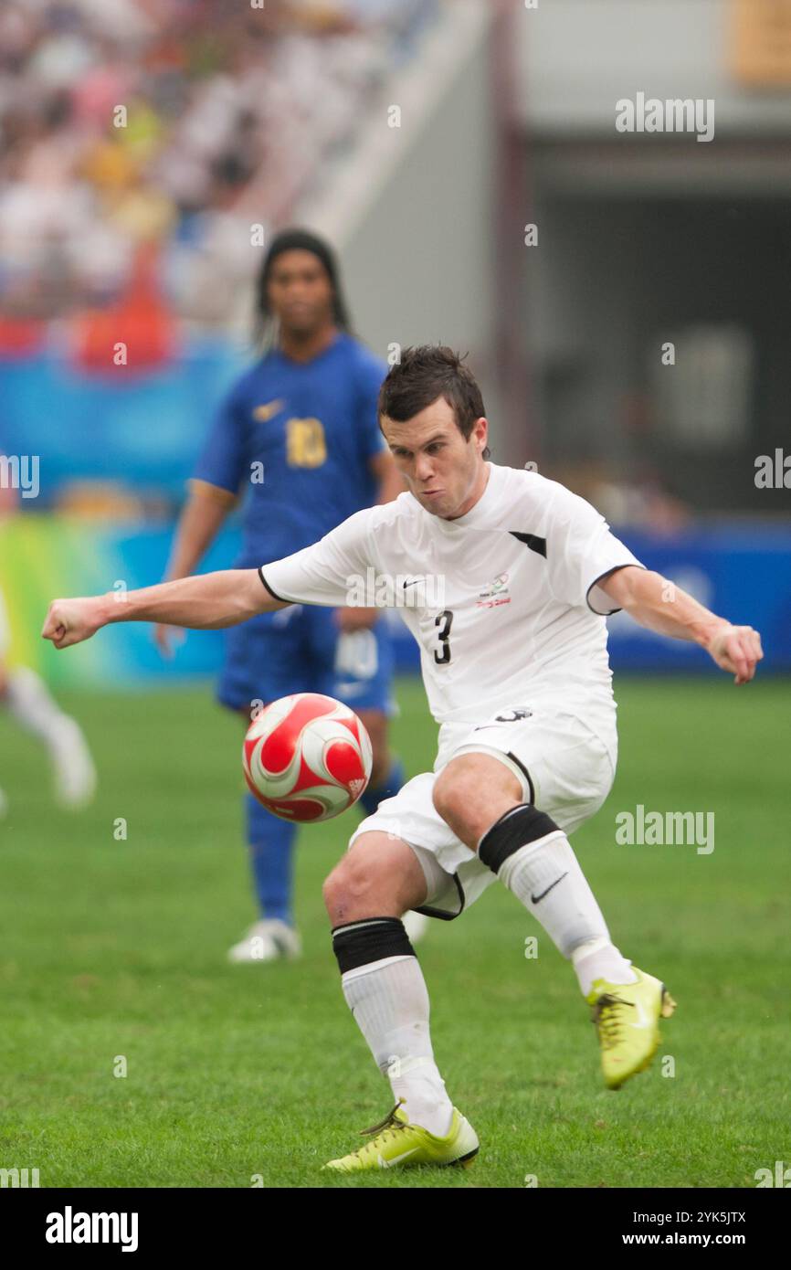SHENYANG, CHINA – 10. AUGUST: Ian Hogg aus Neuseeland tritt während eines Fußballturniers der Gruppe C der Olympischen Spiele gegen Brasilien am 10. August 2008 im Shenyang Olympic Sports Center Stadium in Shenyang, China, in den Ball. Nur redaktionelle Verwendung. (Fotografie von Jonathan Paul Larsen / Diadem Images) Stockfoto