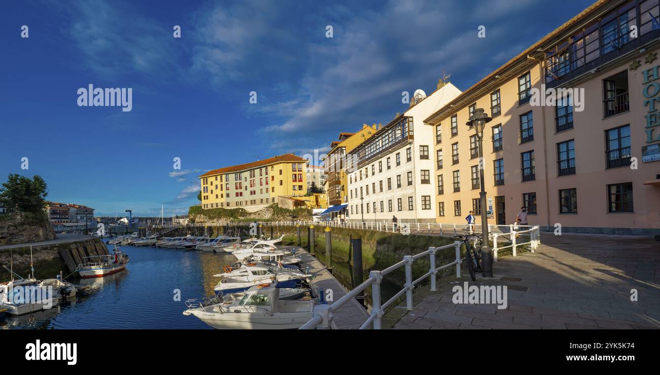Llanes Harbour, City View, Street Scene, Asturias Green Coast, Llanes, Asturien, Spanien, Europa Stockfoto