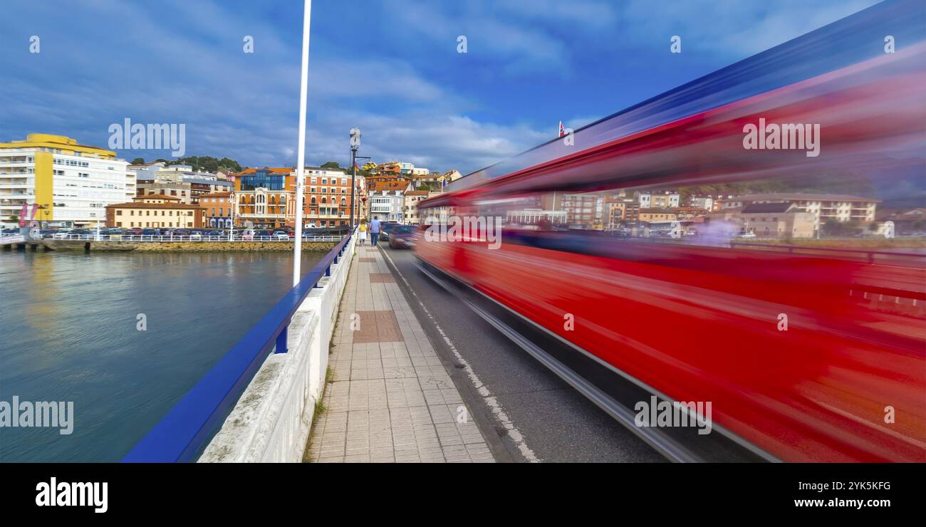 Blick Auf Die Stadt, Sella River Bridge, Straßenszene, Ribadesella City View, Ribadesella, Asturien, Spanien, Europa Stockfoto