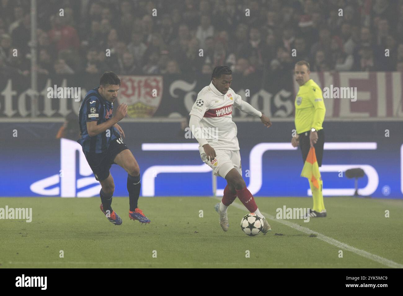 Fußballspiel Jarzinho MALANGA VFB Stuttgart im Duell mit Berat DJIMSITI Atalanta Bergamo, Stuttgart Arena Stockfoto