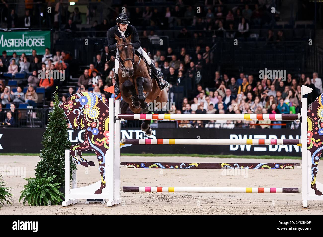 Sieger Gold Vogel Richard (DE) auf United Touch S LONGINES FEI Jumping World Cup 2024/2025 großer Preis von Stuttgart mit BW-Bank und Walter Solar Int. Springpruefung mit Stechen (max. 1,60 m) FEI Art. 238.2.2 - CSI5 W Qualifikation zum Weltcup Finale 2024/2025 International GER, Stuttgart German Masters 2024, 38. internationales Reitturnier, 17.11.2024 Foto: Eibner-Pressefoto/Roger Buerke Stockfoto