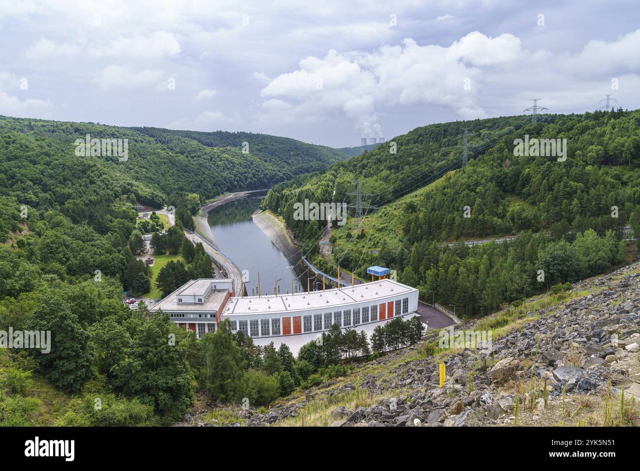 Wasserkraftwerk Dalesice am Fluss Jihlava und im Hintergrund die Kühltürme der Kernkraftwerke Dukovany, Bezirk Trebic, tschechischer Repu Stockfoto