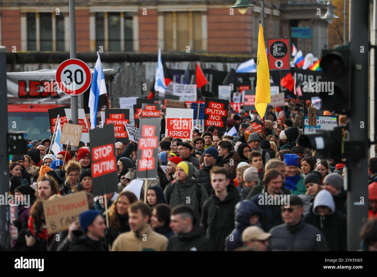 Anti-Putin-Demo in Berlin: Demo für Frieden und Freiheit in Rus, Tausende Menschen gehen am Sonntagnachmittag in Berlin-Mitte auf die Straße, um ein starkes Zeichen gegen Wladimir Putin, den Krieg in der Ukraine und die Unterdrückung in Russland zu setzen. Unter dem Motto Nein zu Putin Freiheit für politische Gefangene fordert die Demonstranten den sofortigen Abzug der russischen Truppen aus der Ukraine, die Freilassung aller politischen Gefangenen und die Anklage Putins als Kriegsverbrecher. Mit Plakaten und Sprechchören machen sie deutlich: Der Krieg muss beendet werden Berlin Stockfoto