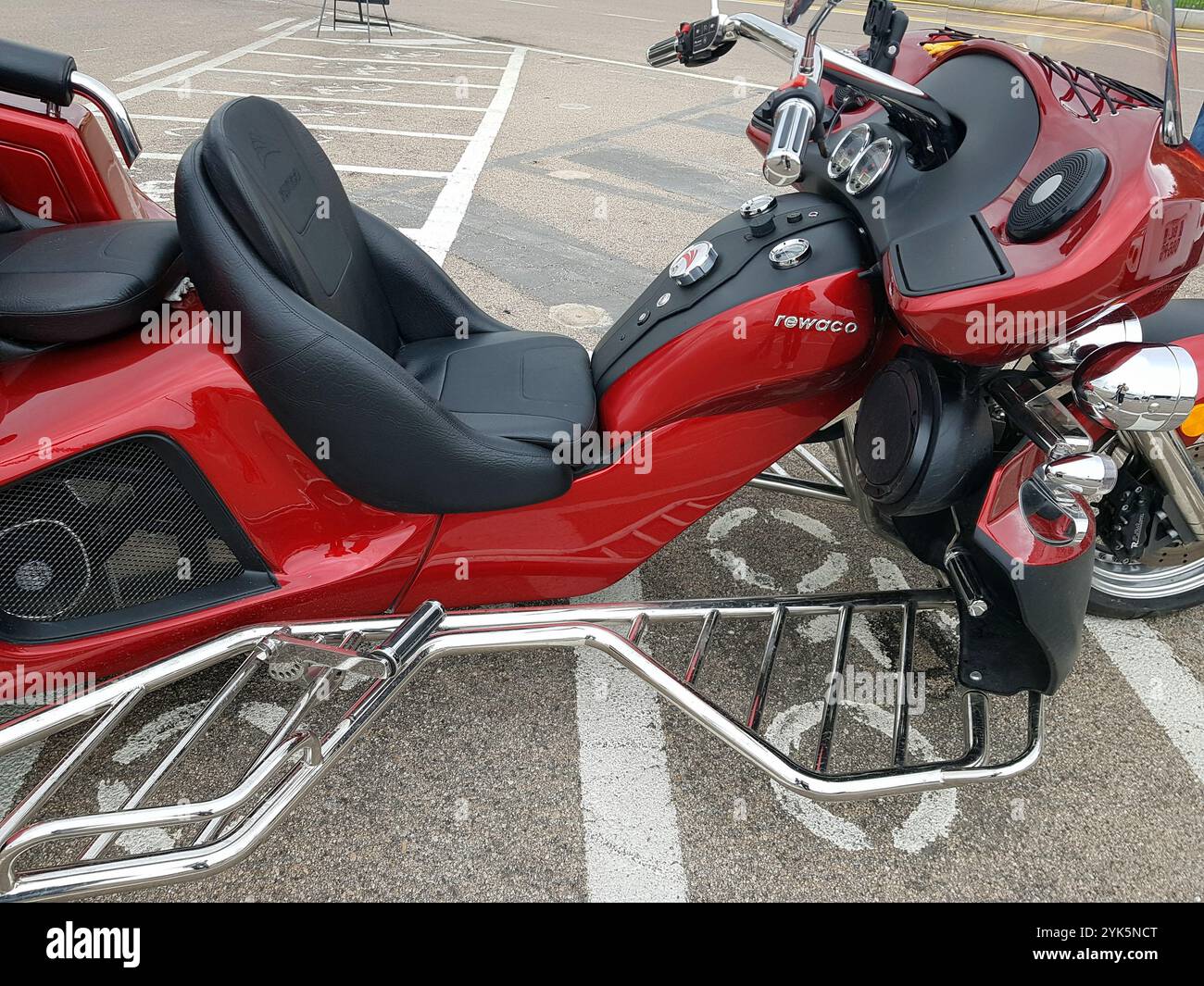 Olbia, Italien, 19. Juni 2023. Ausstellung im Stadtzentrum neuer Modelle dreirädriger Motorräder. Stockfoto