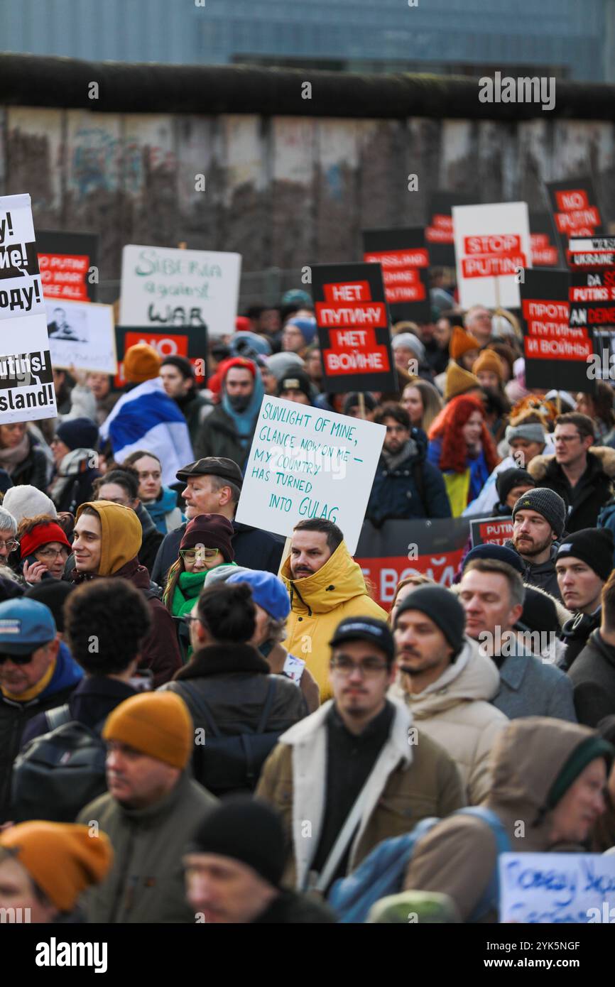 Anti-Putin-Demo in Berlin: Demo für Frieden und Freiheit in Rus, Tausende Menschen gehen am Sonntagnachmittag in Berlin-Mitte auf die Straße, um ein starkes Zeichen gegen Wladimir Putin, den Krieg in der Ukraine und die Unterdrückung in Russland zu setzen. Unter dem Motto Nein zu Putin Freiheit für politische Gefangene fordert die Demonstranten den sofortigen Abzug der russischen Truppen aus der Ukraine, die Freilassung aller politischen Gefangenen und die Anklage Putins als Kriegsverbrecher. Mit Plakaten und Sprechchören machen sie deutlich: Der Krieg muss beendet werden Berlin Stockfoto