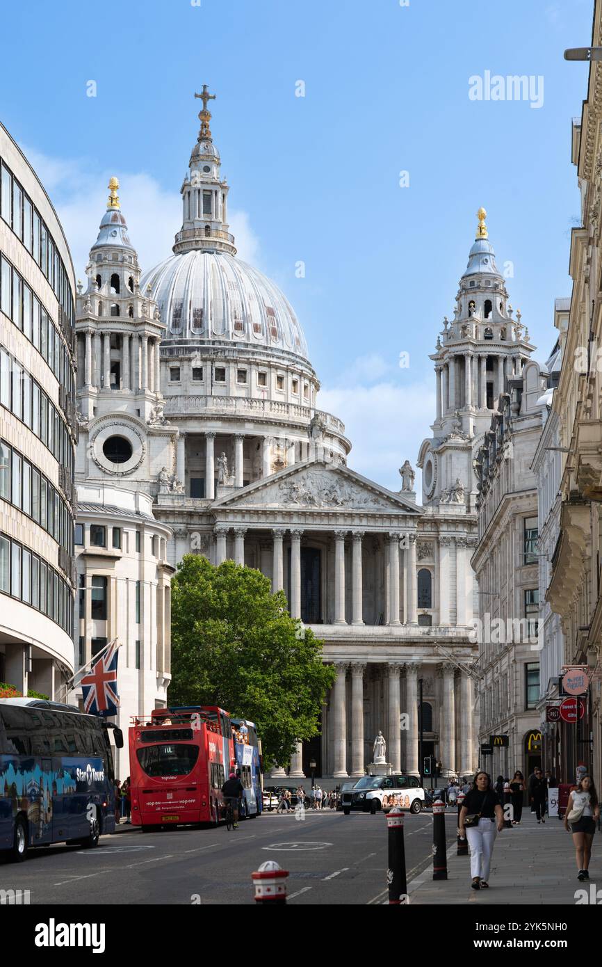 Ludgate Hill bis zur Westwand der St. Paul's Cathedral, einer Kathedrale aus dem 17. Jahrhundert mit einer 365 m hohen Kuppel und einem wichtigen Wahrzeichen Londons Stockfoto