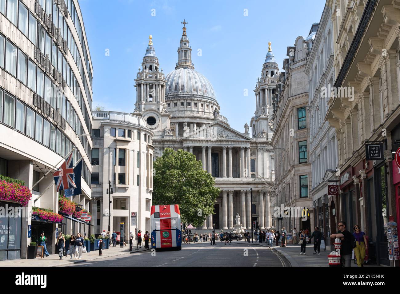 Ludgate Hill bis zur Westwand der St. Paul's Cathedral, einer Kathedrale aus dem 17. Jahrhundert mit einer 365 m hohen Kuppel und einem wichtigen Wahrzeichen Londons Stockfoto