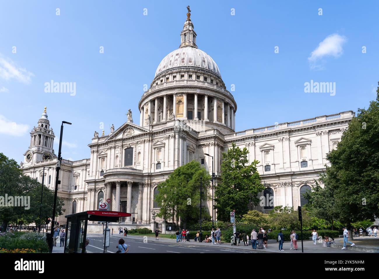 St. Paul's Cathedral, eine denkmalgeschützte Kathedrale aus dem 17. Jahrhundert mit einer 365 m hohen Kuppel und einem wichtigen Wahrzeichen Londons, befindet sich auf dem Ludgate Hill. UK Stockfoto