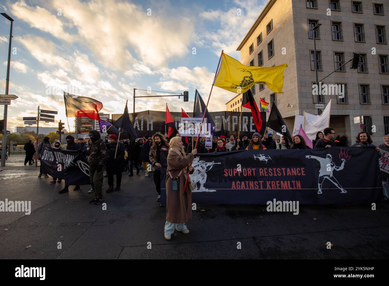 Anti-Putin-Demo in Berlin: Demo für Frieden und Freiheit in Rus, Tausende Menschen gehen am Sonntagnachmittag in Berlin-Mitte auf die Straße, um ein starkes Zeichen gegen Wladimir Putin, den Krieg in der Ukraine und die Unterdrückung in Russland zu setzen. Unter dem Motto Nein zu Putin Freiheit für politische Gefangene fordert die Demonstranten den sofortigen Abzug der russischen Truppen aus der Ukraine, die Freilassung aller politischen Gefangenen und die Anklage Putins als Kriegsverbrecher. Mit Plakaten und Sprechchören machen sie deutlich: Der Krieg muss beendet werden Berlin Stockfoto