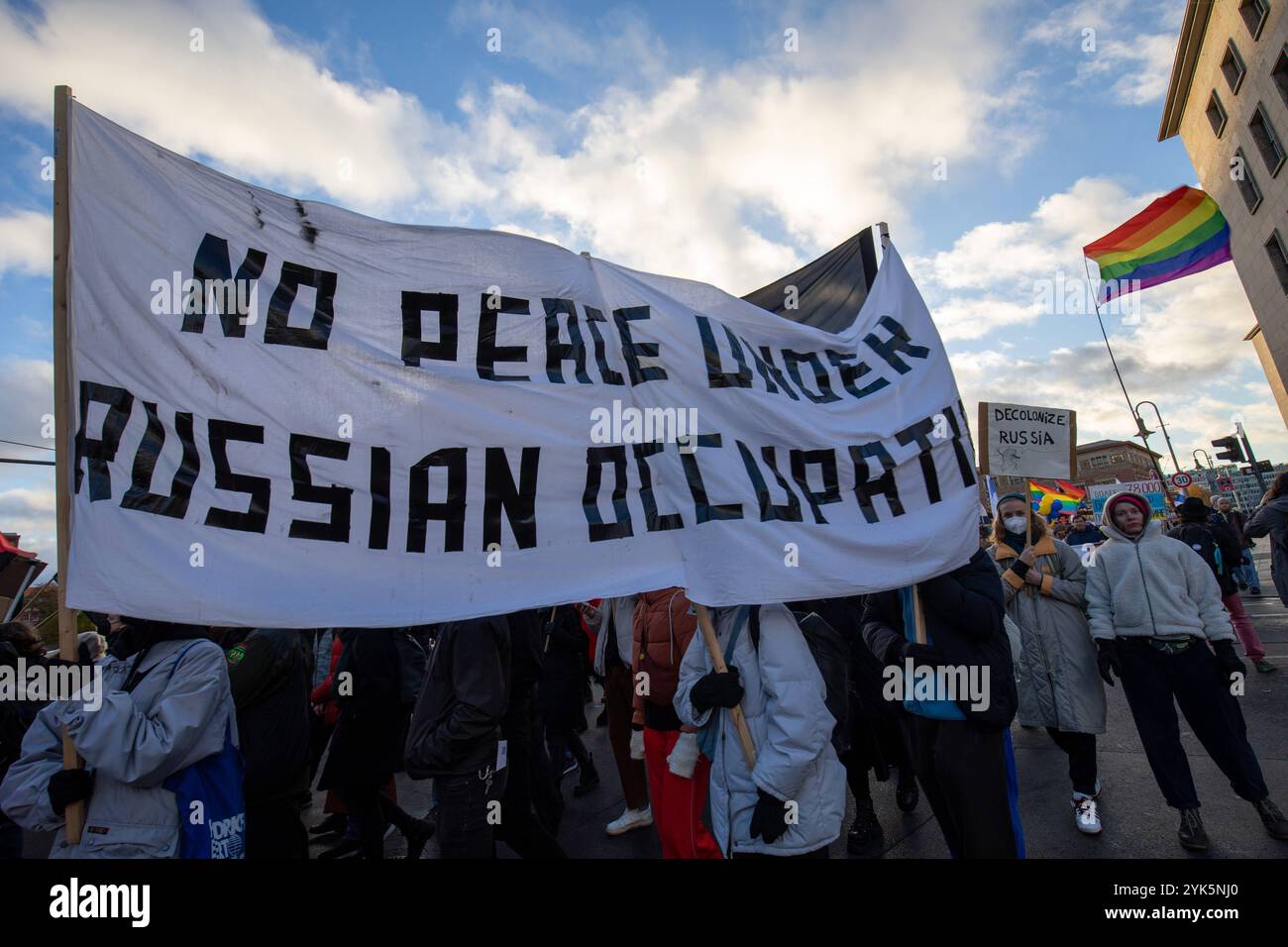 Anti-Putin-Demo in Berlin: Demo für Frieden und Freiheit in Rus, Tausende Menschen gehen am Sonntagnachmittag in Berlin-Mitte auf die Straße, um ein starkes Zeichen gegen Wladimir Putin, den Krieg in der Ukraine und die Unterdrückung in Russland zu setzen. Unter dem Motto Nein zu Putin Freiheit für politische Gefangene fordert die Demonstranten den sofortigen Abzug der russischen Truppen aus der Ukraine, die Freilassung aller politischen Gefangenen und die Anklage Putins als Kriegsverbrecher. Mit Plakaten und Sprechchören machen sie deutlich: Der Krieg muss beendet werden Berlin Stockfoto