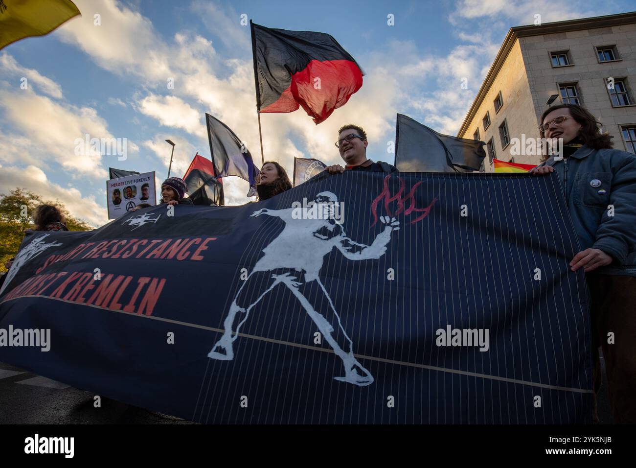 Anti-Putin-Demo in Berlin: Demo für Frieden und Freiheit in Rus, Tausende Menschen gehen am Sonntagnachmittag in Berlin-Mitte auf die Straße, um ein starkes Zeichen gegen Wladimir Putin, den Krieg in der Ukraine und die Unterdrückung in Russland zu setzen. Unter dem Motto Nein zu Putin Freiheit für politische Gefangene fordert die Demonstranten den sofortigen Abzug der russischen Truppen aus der Ukraine, die Freilassung aller politischen Gefangenen und die Anklage Putins als Kriegsverbrecher. Mit Plakaten und Sprechchören machen sie deutlich: Der Krieg muss beendet werden Berlin Stockfoto