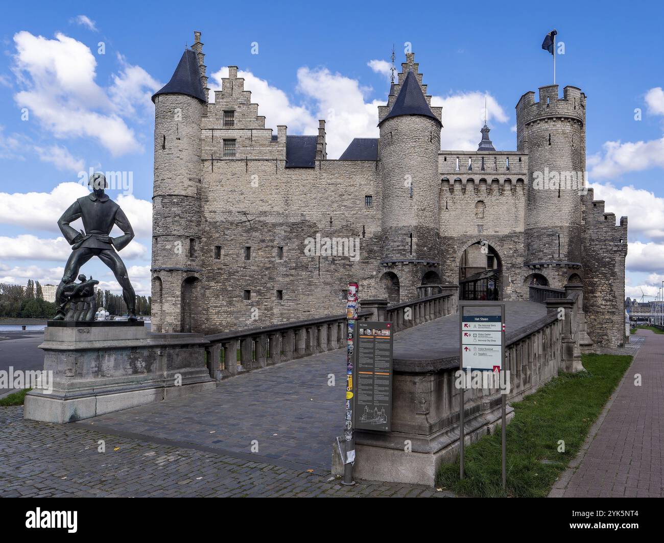 Mittelalterliche Festung Burg stehen und Skulptur lange Wapper am Steenplein, Antwerpen, Flandern, Belgien, Europa Stockfoto