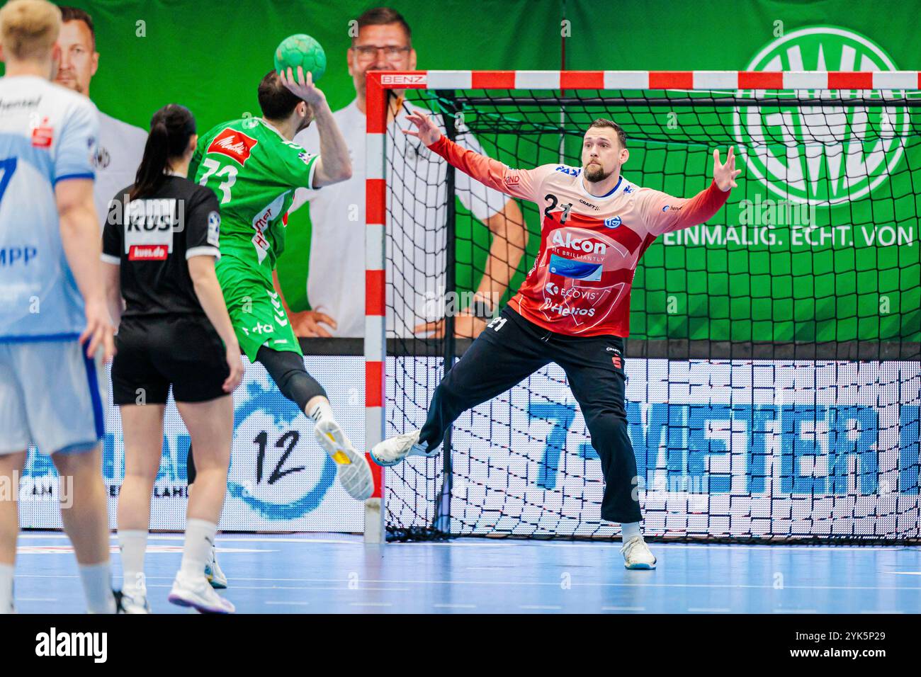 Lübecke, Deutschland. November 2024. V.l. Alexander Weck (GWD Minden, #73), Stefan Hanemann (TV Grosswallstadt, #21) beim Siebenmeter/7 Meter Wurf Credit: dpa/Alamy Live News Stockfoto