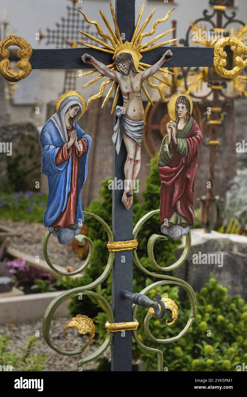 Grab mit Kruzifix und Trauerfiguren in St. Georg und St. Florian, einer denkmalgeschützten katholischen Pfarrkirche in Reicholzried, Allgäu, Bayern, Deutschland, Euro Stockfoto