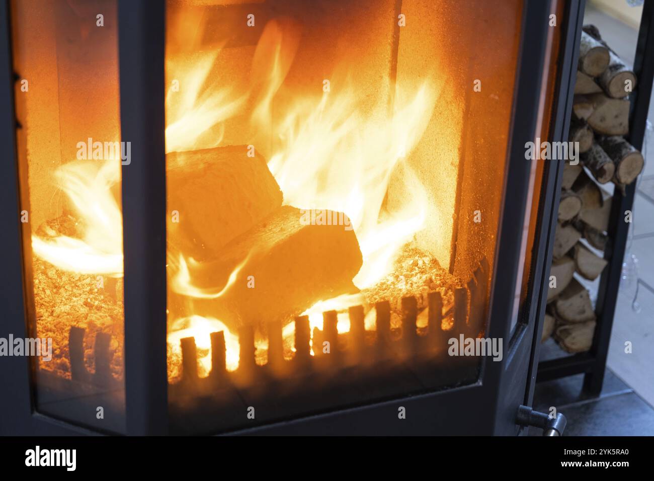 Brennstoffbriketts aus gepresstem Sägemehl zum Anzünden des Ofens, kostengünstige Alternative umweltfreundlicher Brennstoff für den Kamin im Haus. Brennholz ist Stockfoto