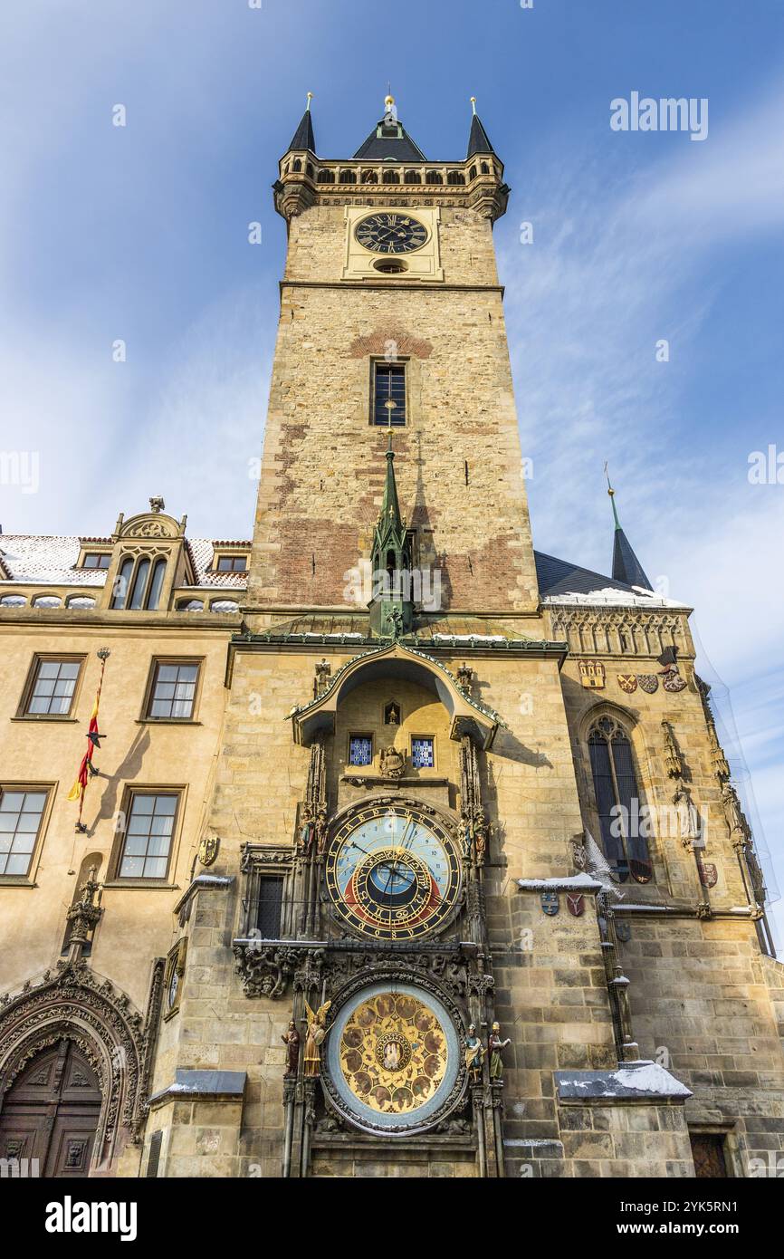 Großer Uhrenturm mit astronomischer Uhr in einem historischen Gebäude unter blauem Himmel, der Prager Rathausuhr, auch bekannt als Aposteluhr oder Alt Stockfoto