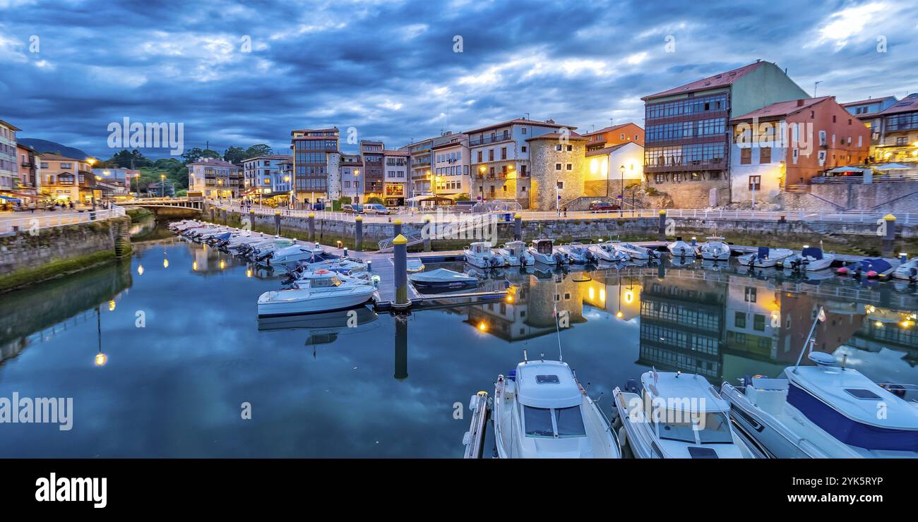 Llanes Harbour, City View, Street Scene, Asturias Green Coast, Llanes, Asturien, Spanien, Europa Stockfoto