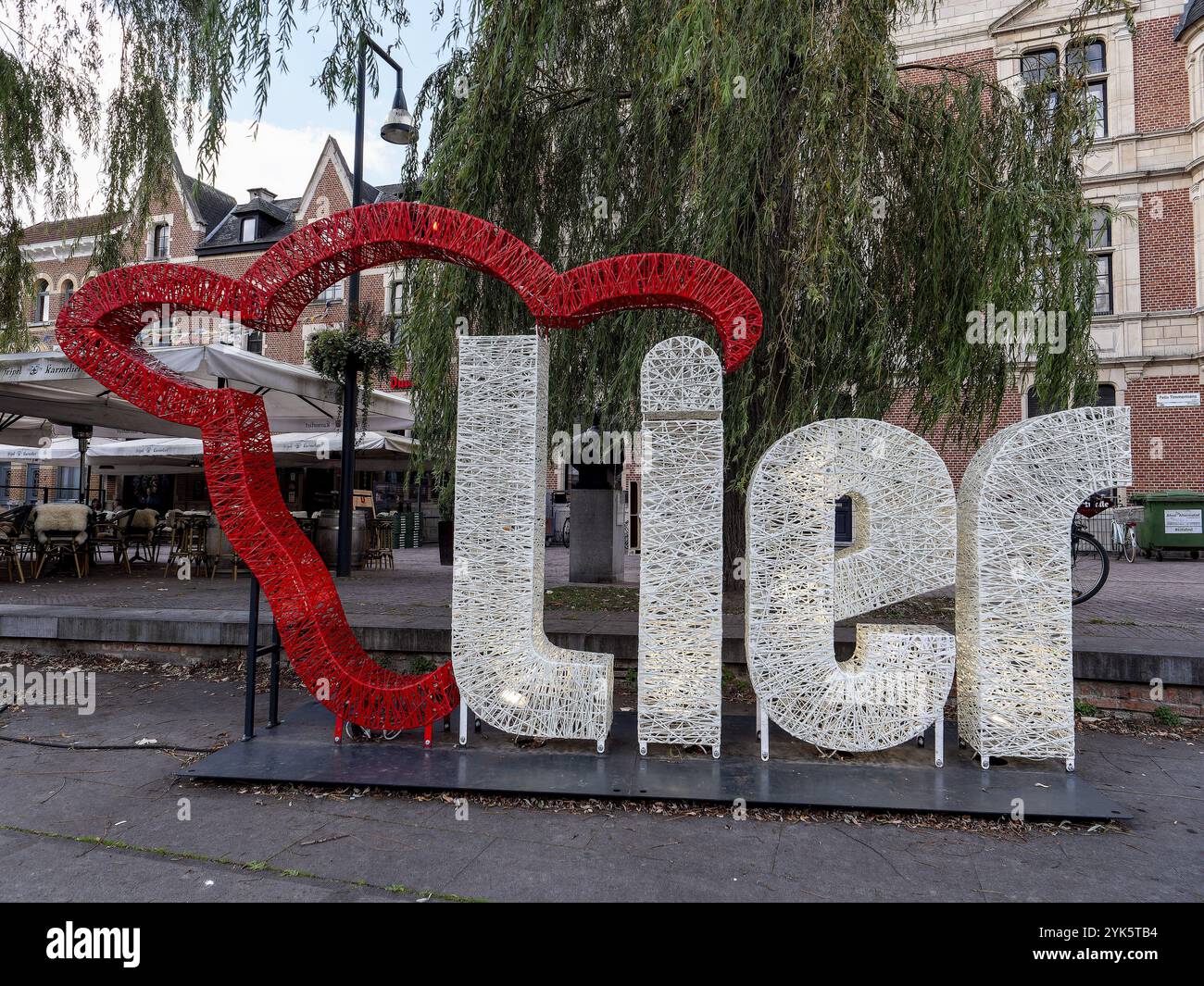 Skulptur des Wahrzeichens der Stadt mit der großen Inschrift Lier auf dem F.. Timmermansplein, Lier Flanders, Belgien, Europa Stockfoto