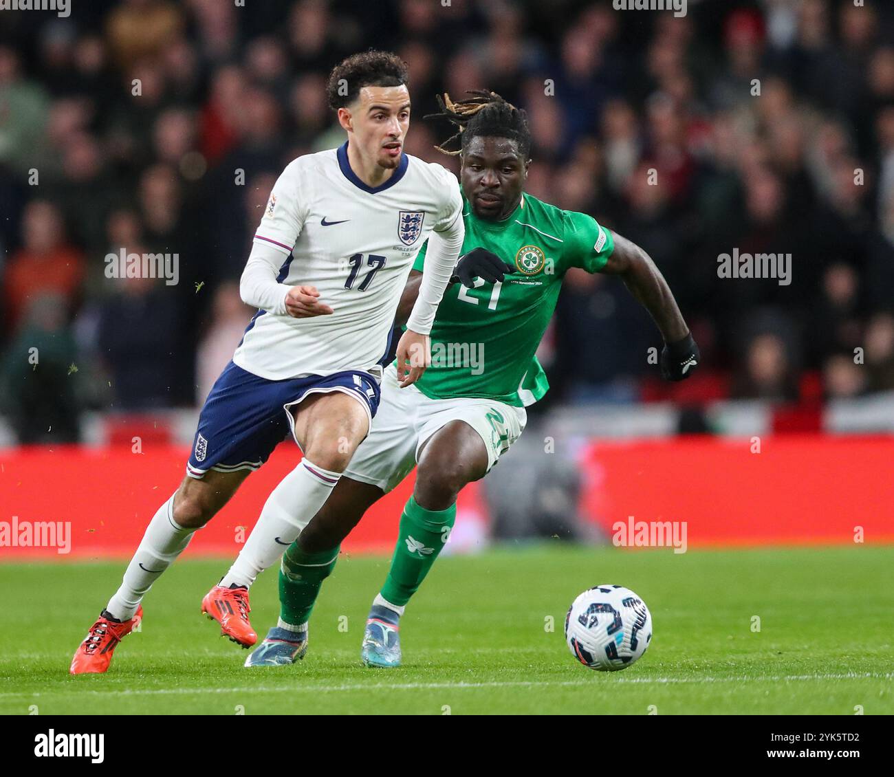 Curtis Jones aus England bricht mit dem Ball, den Festy Ebosele aus Irland während der UEFA Nations League, Liga B - Gruppenspiel England gegen Republik Irland im Wembley Stadium, London, Großbritannien, 17. November 2024 (Foto: Gareth Evans/News Images) Stockfoto