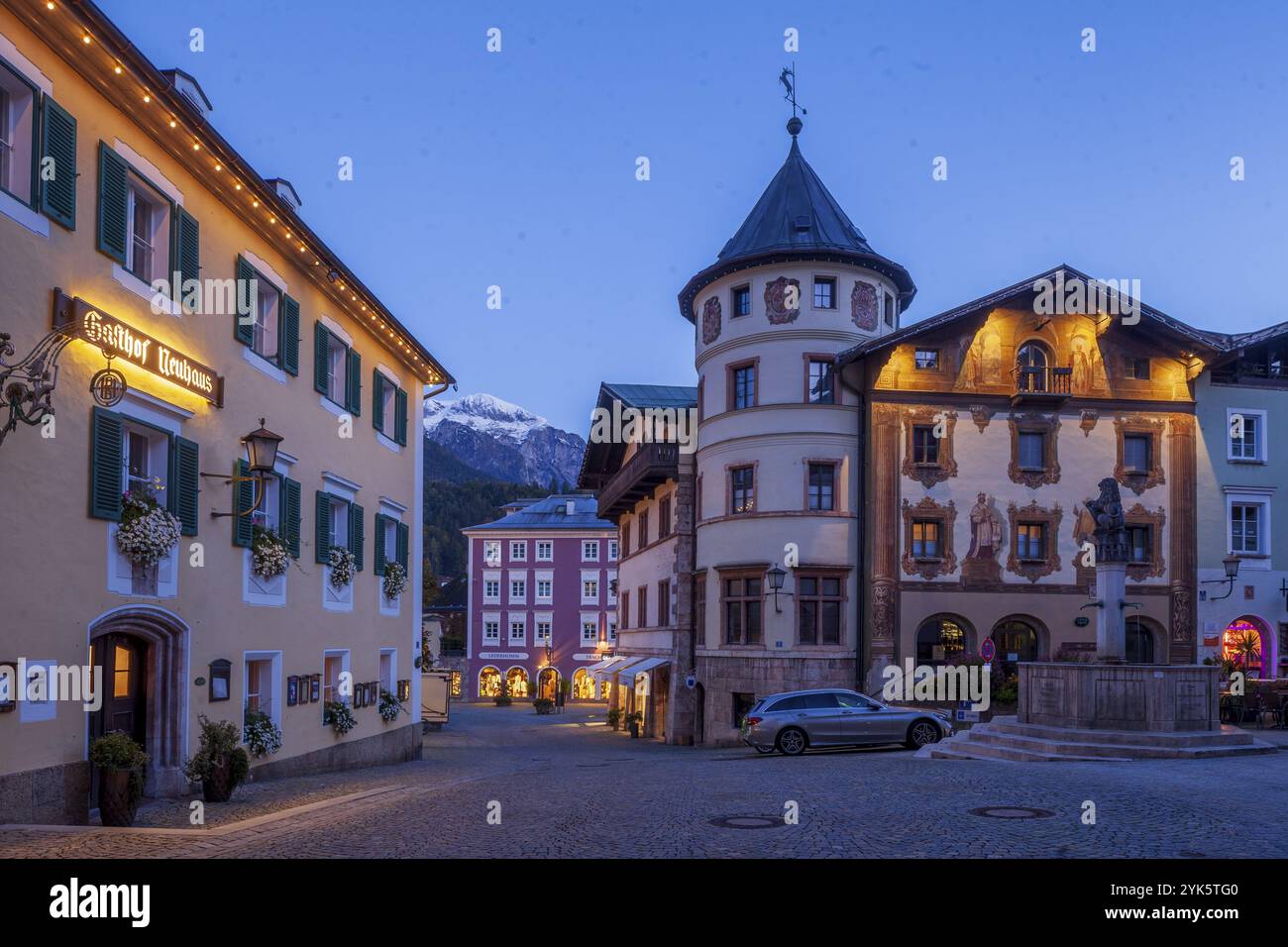 Marktplatz mit Gasthof Neuhaus, Holzschnitzerei Huber und Marmorner Brunnen in der Altstadt bei Dämmerung, Berchtesgaden, Berchtesgadener Stockfoto