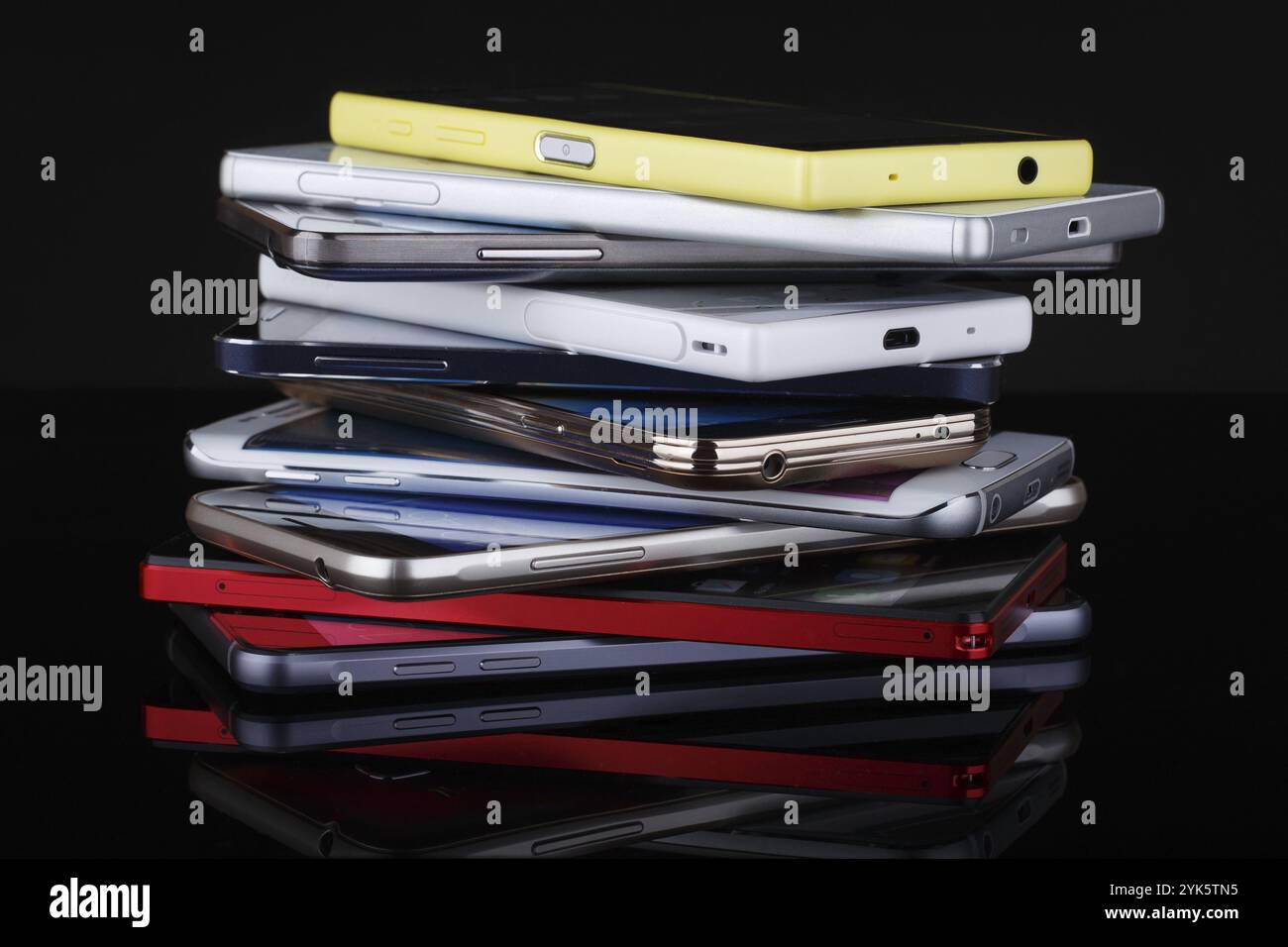 Mobiltelefone drahtlose Kommunikationstechnologie und Mobilität Business Office Konzept, Gruppe von Smartphones auf schwarzem Hintergrund Stockfoto