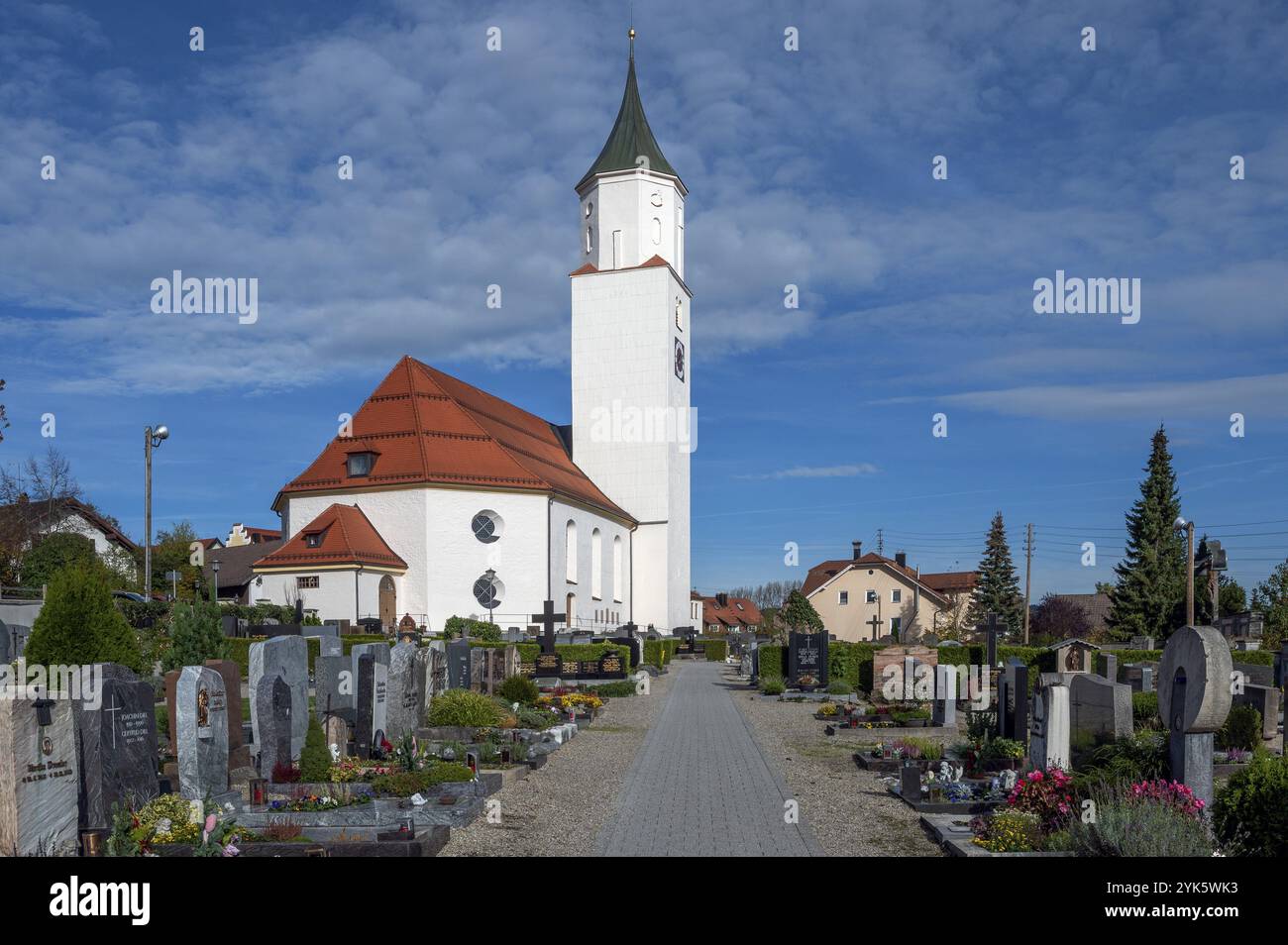 Friedhof und katholische Pfarrkirche St. Blasius in Dietmannsried, Allgaeu, Bayern, Deutschland, Europa Stockfoto