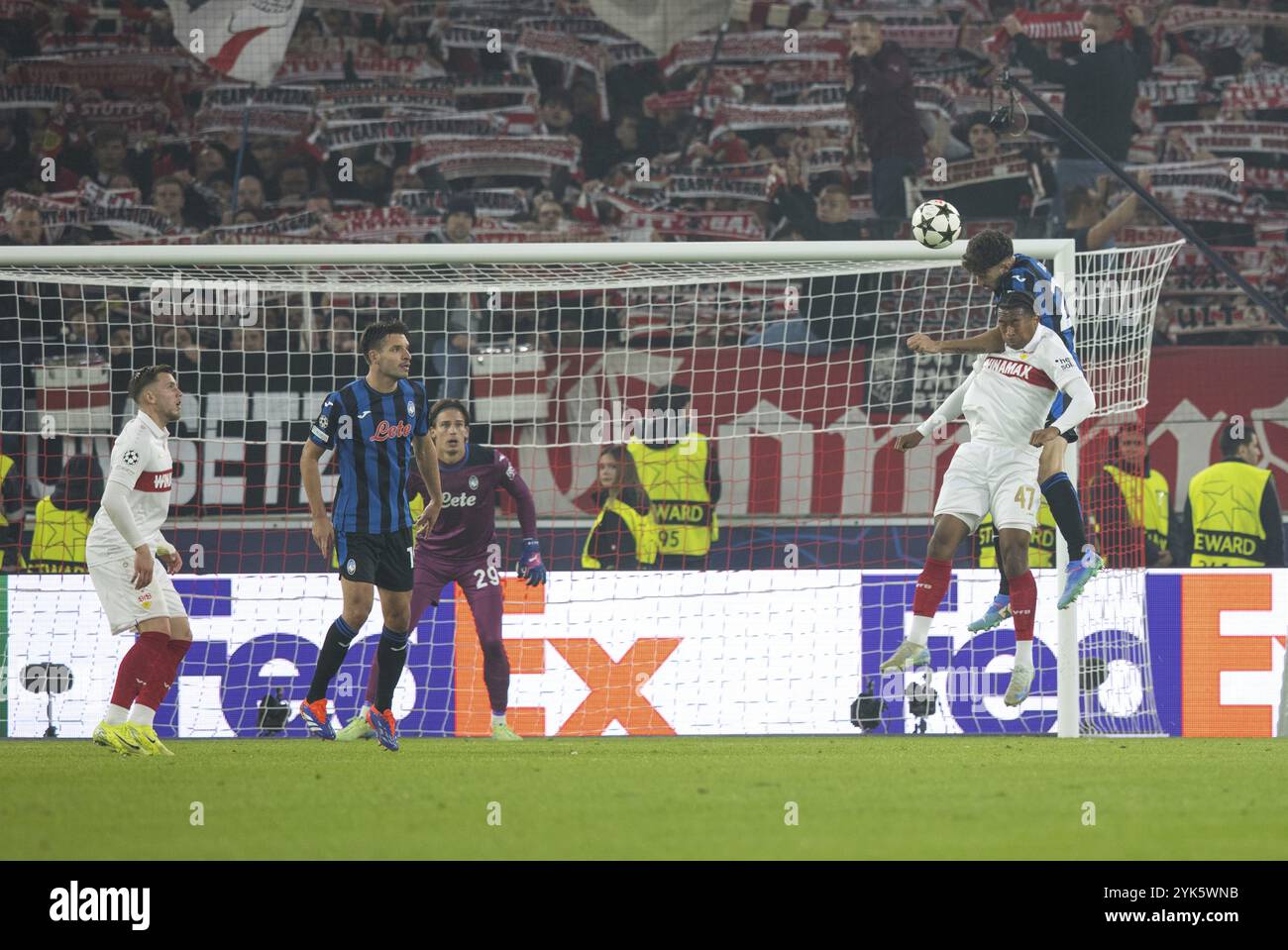 Matteo RUGGERI Atalanta Bergamo direkt in einem Kopfball- oder Luftkampf mit Jarzinho MALANGA VFB Stuttgart, Berat DJIMSITI Atalanta BE Stockfoto