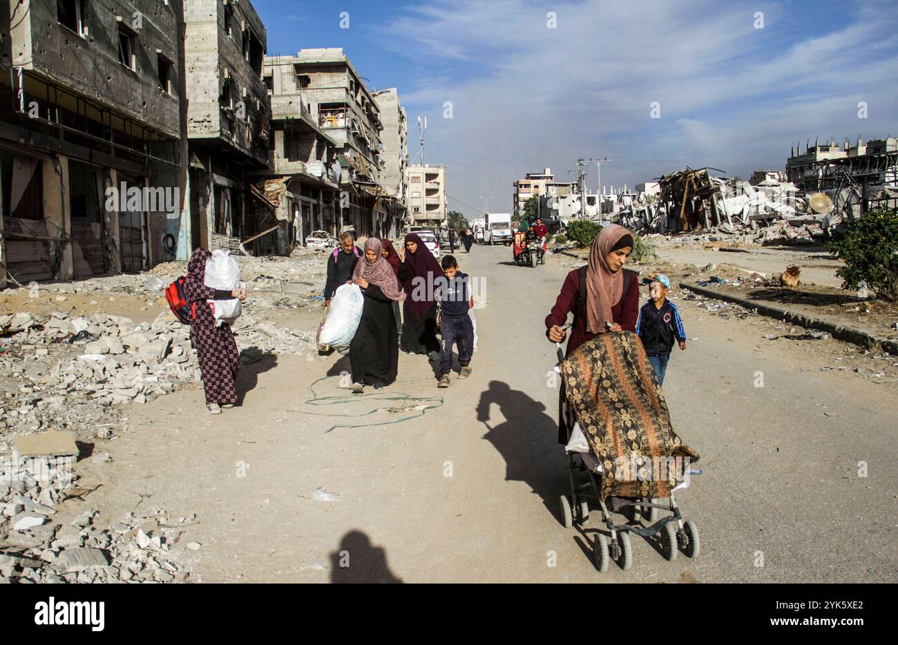 Nachrichten aus dem Nahen Osten. Krieg Gaza Vertriebene Palästinenser machen sich auf den Weg, nachdem sie während einer israelischen Militäroperation aus dem nördlichen Teil des Gazastreifens geflohen sind, am 17. November 2024 in Gaza-Stadt. Gazastreifen Palästina Copyright: XMahmoudxIssax IMG 4277 Stockfoto