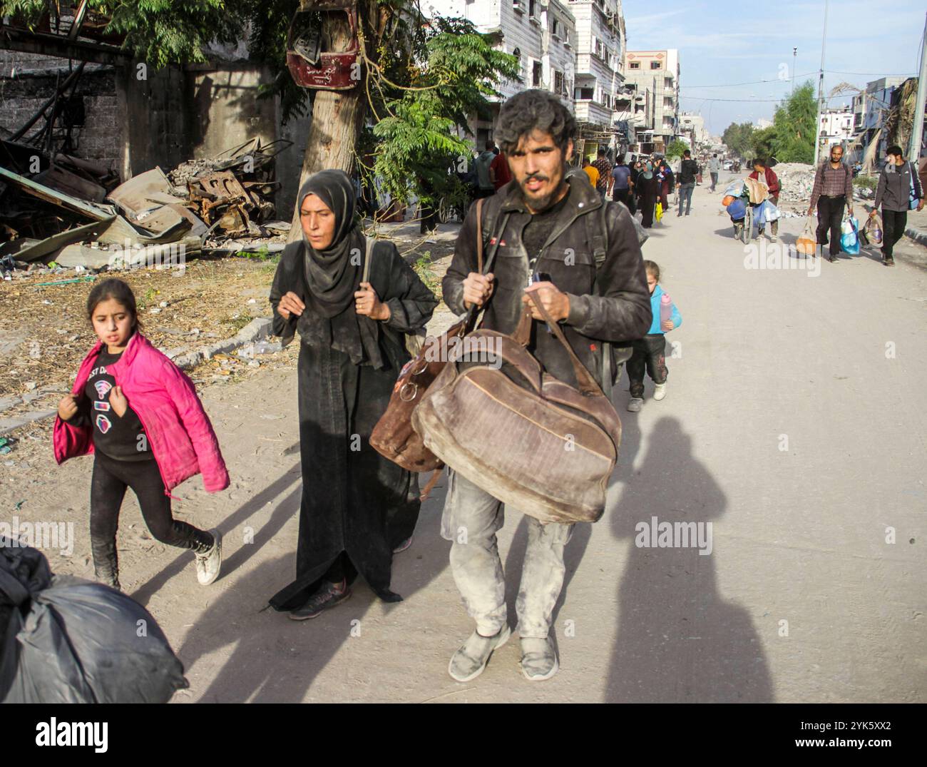 Nachrichten aus dem Nahen Osten. Krieg Gaza Vertriebene Palästinenser machen sich auf den Weg, nachdem sie während einer israelischen Militäroperation aus dem nördlichen Teil des Gazastreifens geflohen sind, am 17. November 2024 in Gaza-Stadt. Gazastreifen Palästina Copyright: XMahmoudxIssax IMG 4415 Stockfoto