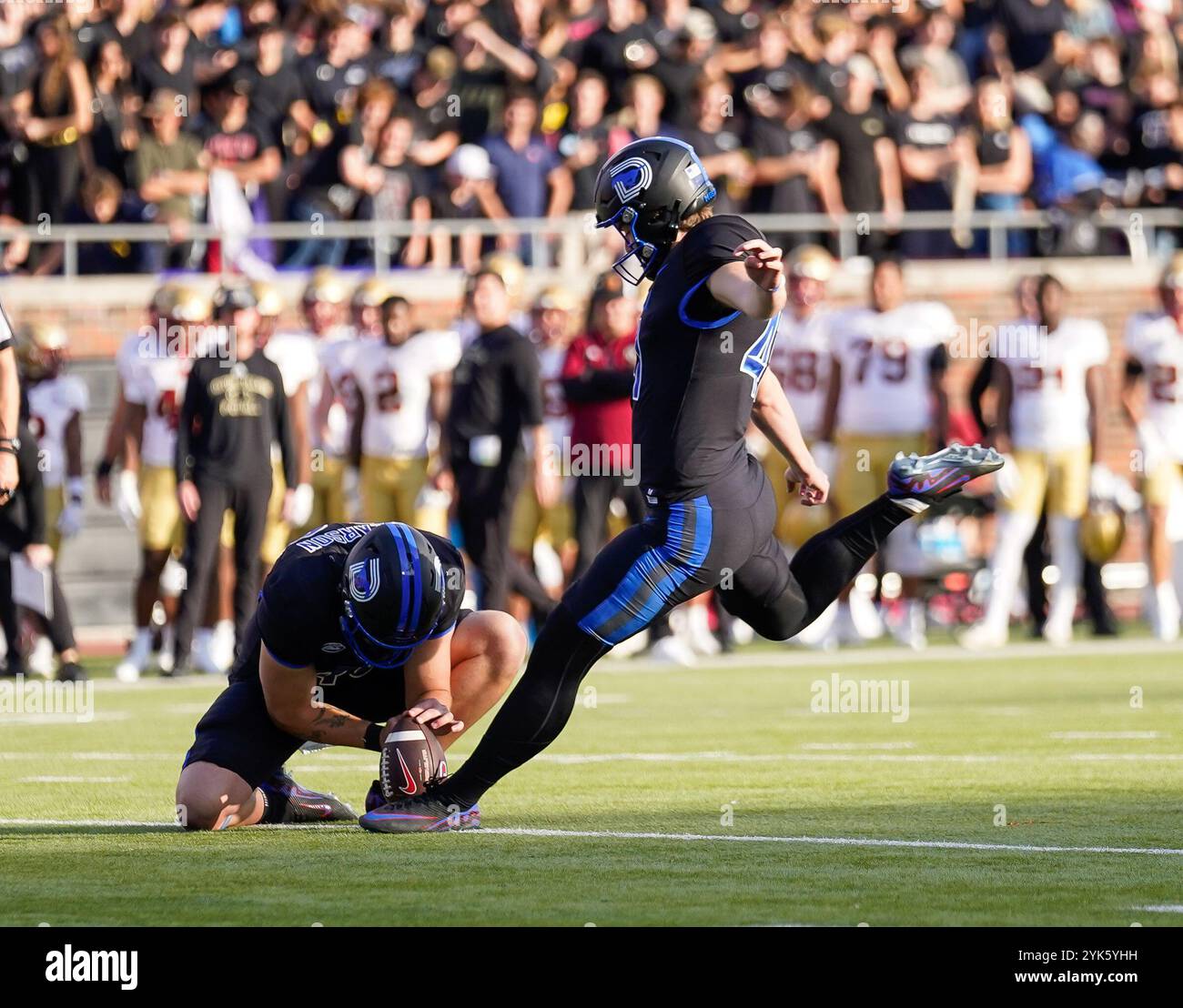 DER SMU Mustangs-KICKER COLLIN ROGERS (41) schlägt ein Feldtor während des Spiels zwischen den Boston College Eagles und den SMU Mustangs am 16. November 2024 im Gerald J. Ford Stadium in Dallas, Texas. (Foto: Jerome Hicks/SIPA USA) Credit: SIPA USA/Alamy Live News Stockfoto